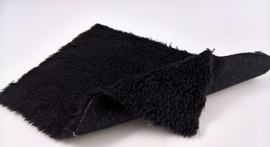 Leskymo beránek, černý, šíře 150cm (metráž)